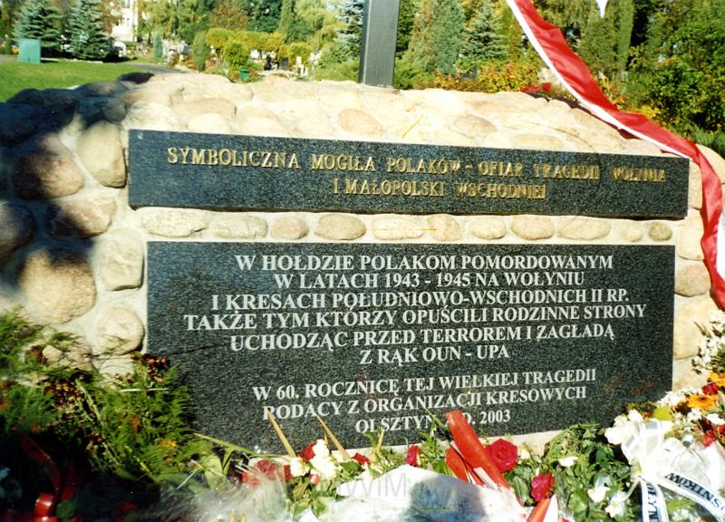 KKE 3315.jpg - Poświecenie symbolicznej mogiły pamięci zbrodni kresowej na cmentarzu komunalnym w Olsztynie, Olsztyn, 2003 r.
